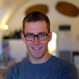Gian Davide Cozzolongo, 31enne laureato in Scienze della Comunicazione, ha lasciato l'attivit� di giornalista per dedicarsi all'agricoltura. Oggi cura la sua azienda agricola tra Turi e Conversano